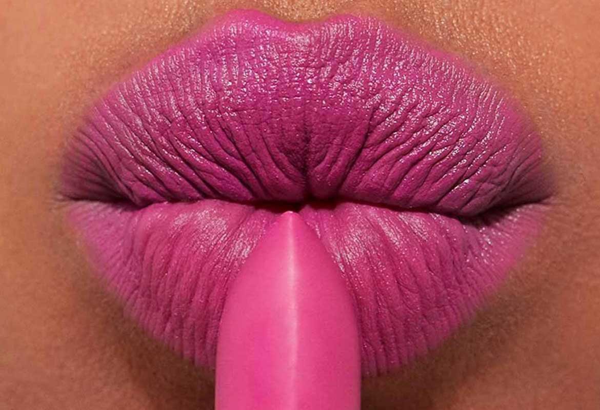 Si vas a llenar tus labios hidratados de color no lo dudes y hazlo con la gama Color Riche de L’Oréal Paris. Formulado con un 75% de ingredientes de cuidado es justo lo que ellos necesitan para estar en forma.